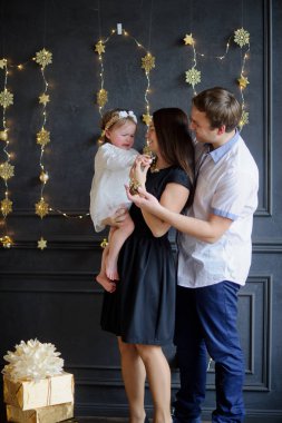 Ağlayan çocuk anne sakin.