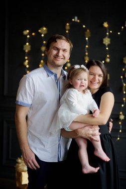 Ağlayan çocuk anne sakin.