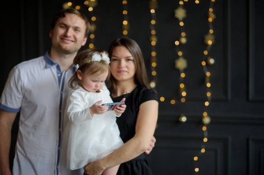 Çocuk ile genç aile fotoğrafı.