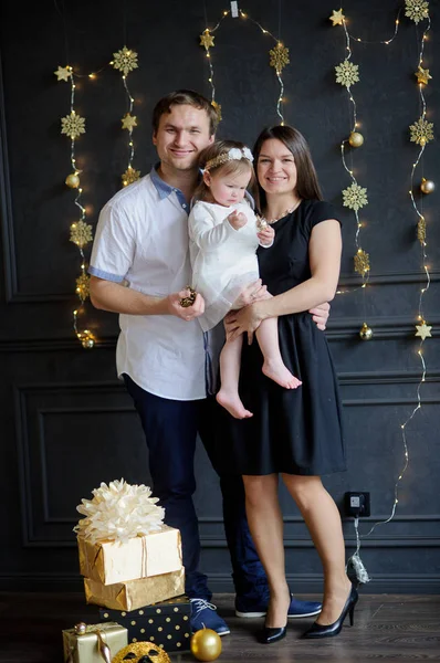 Joven familia es fotografiada para la tarjeta de Navidad . — Foto de Stock