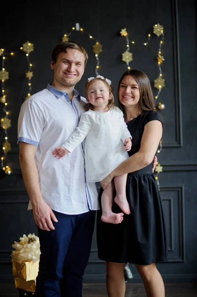 Joven familia es fotografiada para la tarjeta de Navidad . — Foto de Stock