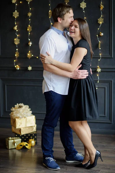 Jonge man en de vrouw staan hebben omarmd. — Stockfoto