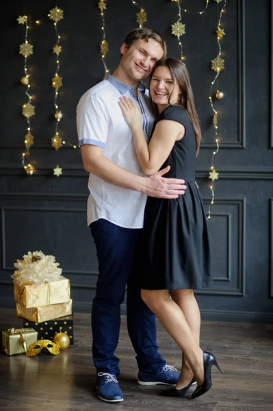 Jonge man en de vrouw staan zachtjes hebben omarmd. — Stockfoto