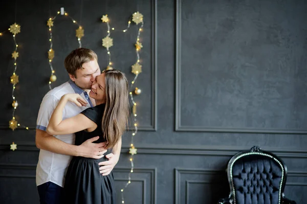 Jonge man en de vrouw staan hebben omarmd. — Stockfoto