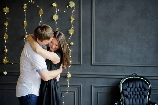 Jonge man en de vrouw staan hebben omarmd. — Stockfoto