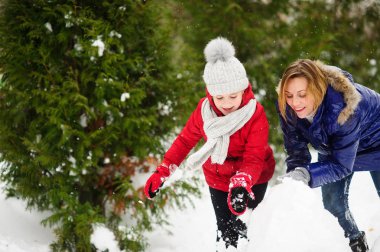 Genç kadın ve kız okul çağındaki bir kardan.