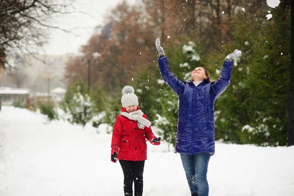 겨울 날에 산책에 딸과 함께 젊은 여자. — 스톡 사진