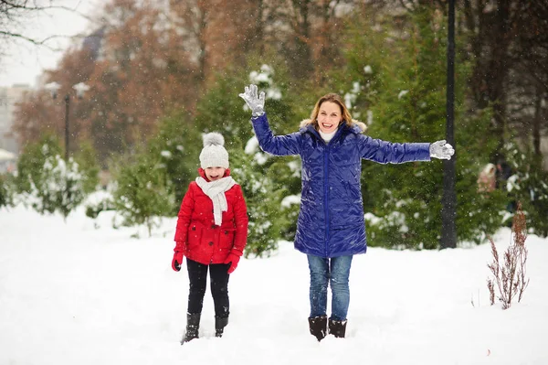 겨울 날에 산책에 딸과 함께 젊은 여자. — 스톡 사진