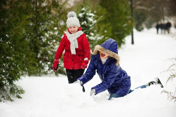 어머니 딸과 함께 공원에서 눈사람을 구축. — 스톡 사진