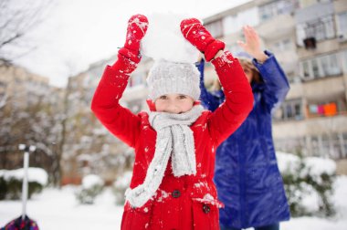 Anne ile kızı neşeyle harcamak zaman içinde kış günü.
