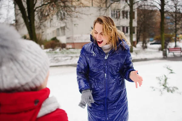 Blithe jovem mulher após a luta por bolas de neve . — Fotografia de Stock