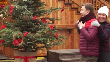 Noel. Meydanda kız arkadaşı için bekleyen adam.