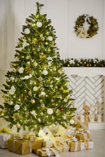 Elegante árbol de Navidad decorado con brillantes bolas de vidrio y luces de hadas . — Foto de Stock