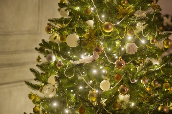 Элегантная елка, украшенная сверкающими стеклянными шарами и волшебными огнями . — стоковое фото