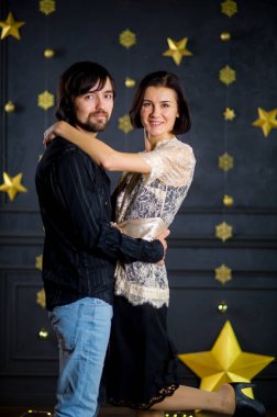 Genç evli çift stand yavaşça kucakladı.