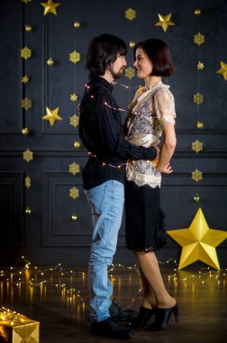 Genç evli çift stand yavaşça kucakladı.