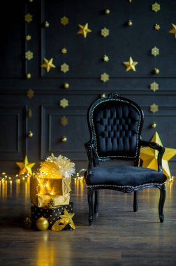 Bir tatil bekliyor. Festively dekore edilmiş odam güzel kadife koltuk.