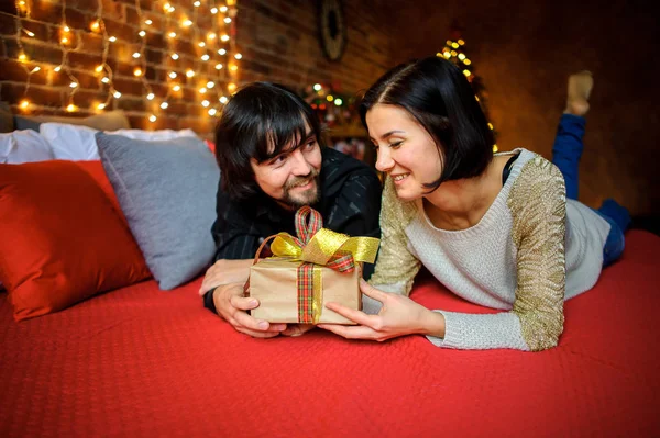 La joven pareja intercambia regalos . — Foto de Stock