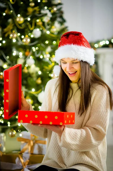 Bella ragazza la bruna che apre una scatola con il regalo di Natale . — Foto Stock