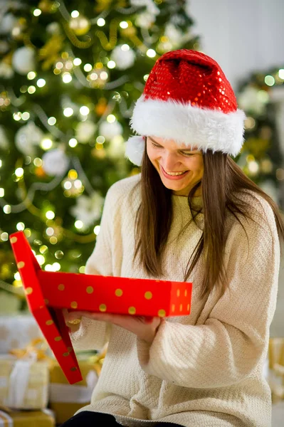 Bella ragazza la bruna che apre una scatola con il regalo di Natale . — Foto Stock
