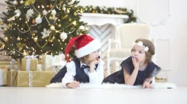 Çocukların Noel Baba'ya mektup yazmak. Çocuklar için neşeli.