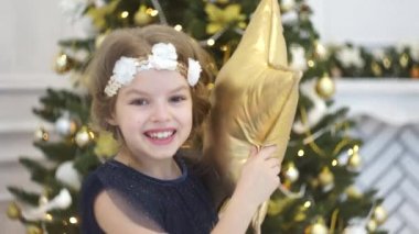 Sevimli küçük kız Noel ağacının yanında çalış.