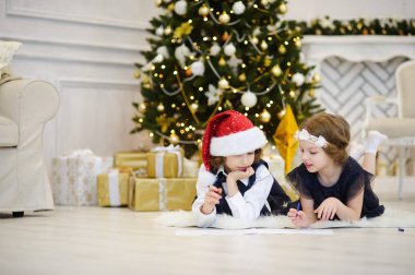 Noel arifesi. Çocukların Noel Baba'ya mektuplar.