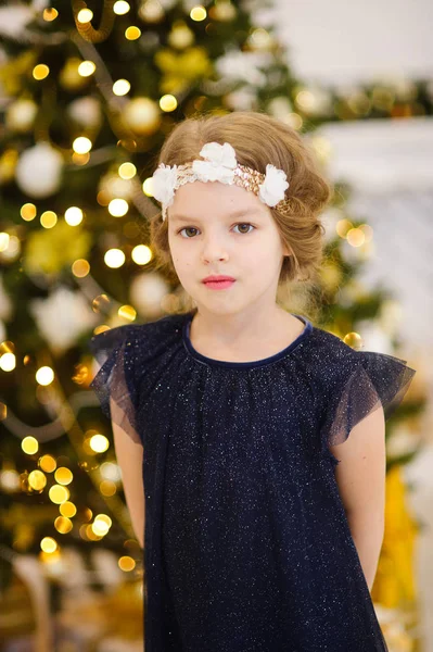 Noel ağacı yanında küçük kız portresi. — Stok fotoğraf