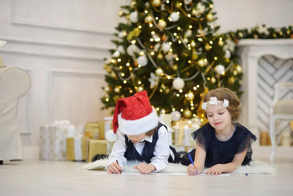 Сочельник. Дети пишут письма Санта-Клаусу . — стоковое фото