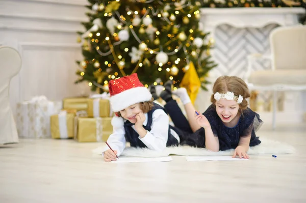 I bambini scrivono lettere a Babbo Natale . — Foto Stock