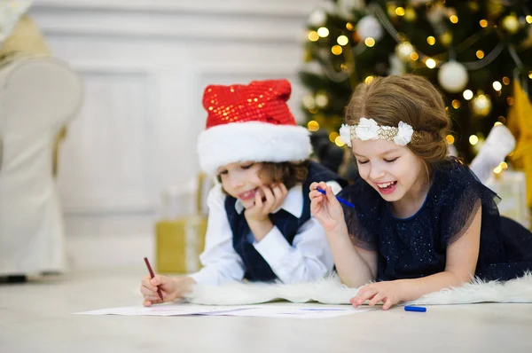 I bambini scrivono lettere a Babbo Natale . — Foto Stock
