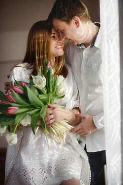 Genç adam onun kadın kutladı.