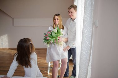 Genç adam onun hamile eşi kutladı.