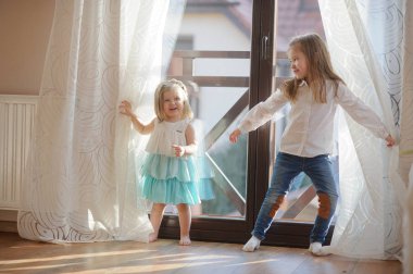 İki küçük kız kardeşi odaya oynamak.