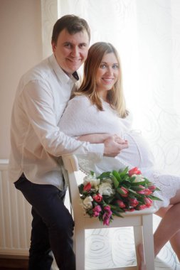 Genç adam onun hamile eşi kutladı.