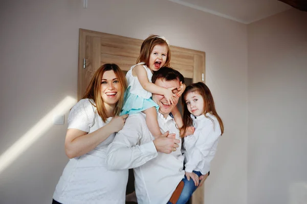 Familia alegre de cuatro personas . — Foto de Stock