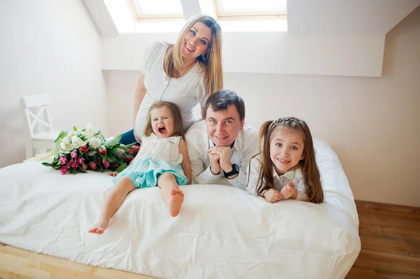 Grande família alegre instalou-se em uma cama . — Fotografia de Stock