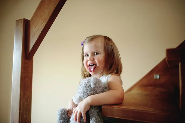 Encantadora niña muestra la lengua . —  Fotos de Stock