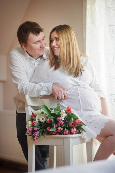 Genç adam onun hamile eşi kutladı.