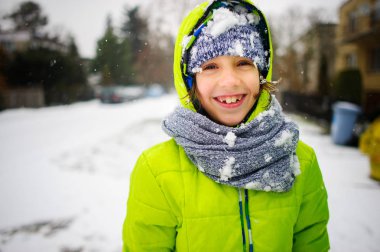 Kış günü yürüyüş öğrenci portresi.