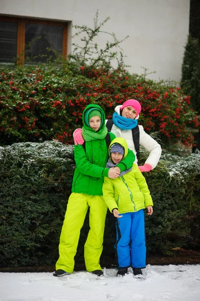 Madre con dos hijos a pie en el día de invierno . — Foto de Stock