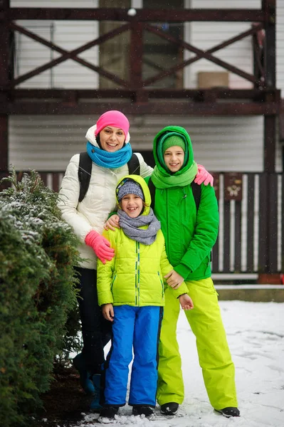 Madre con dos hijos a pie en el día de invierno . — Foto de Stock
