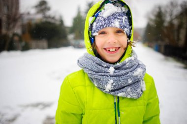 Kış günü yürüyüş öğrenci portresi.