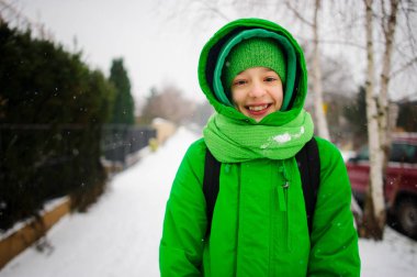 Neşeli genç sokakta kış günde gider..