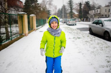 Küçük bir okul çocuğu sokakta kış günde gider..