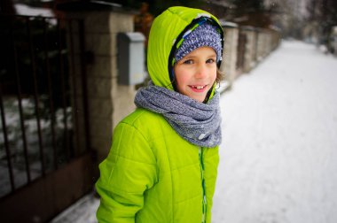 Küçük bir okul çocuğu sokakta kış günde gider..