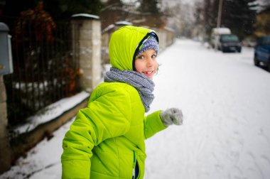 Küçük bir okul çocuğu sokakta kış günde gider..