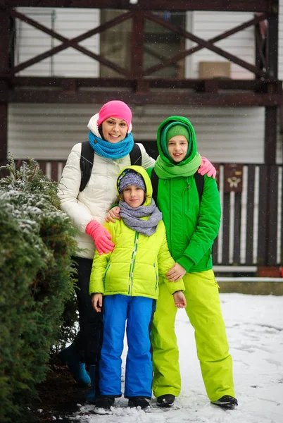 Мать с двумя сыновьями на прогулке в зимний день . — стоковое фото