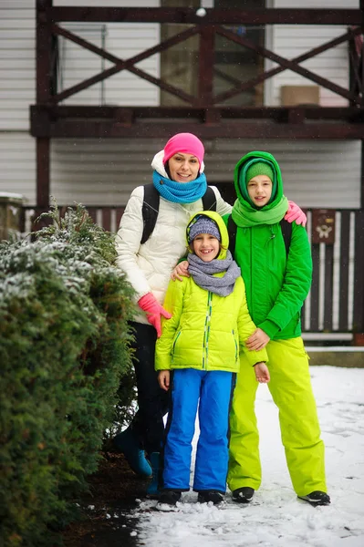 Madre con dos hijos a pie en el día de invierno . — Foto de Stock