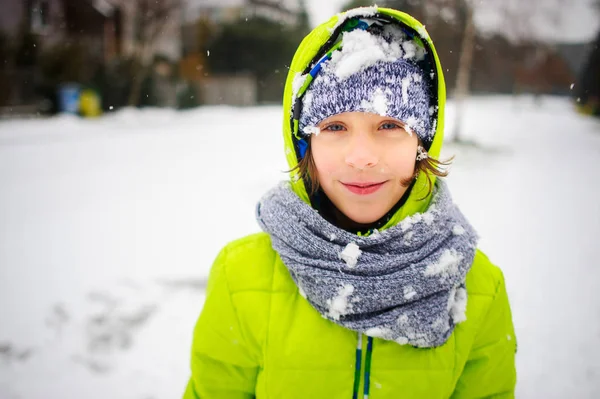 Porträt des Schuljungen, der an einem Wintertag geht. — Stockfoto